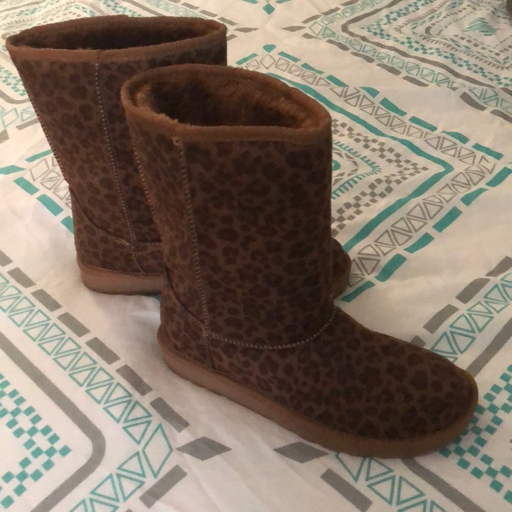 New in box Fur-lined boots